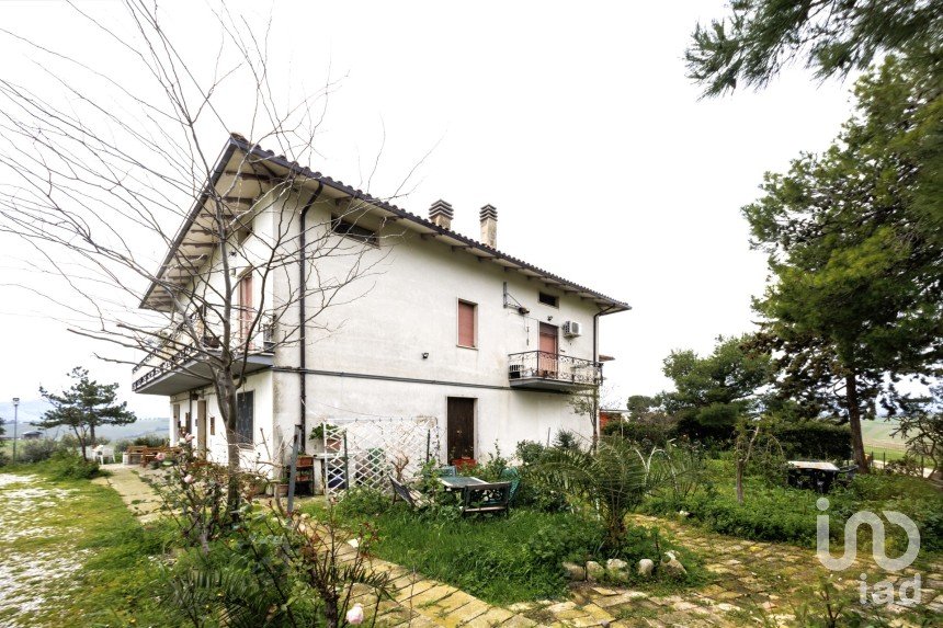 House 15 rooms of 303 m² in Bellante (64020)