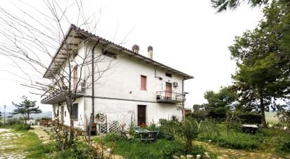 Casa indipendente / Villa 15 locali di 303 m² in Bellante (64020)