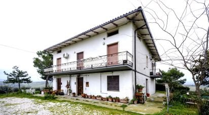 Casa indipendente / Villa 15 locali di 303 m² in Bellante (64020)