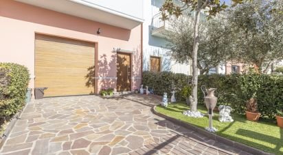 House 5 rooms of 167 m² in Castelfidardo (60022)