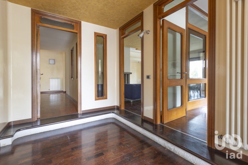 Apartment 9 rooms of 241 m² in Matelica (62024)