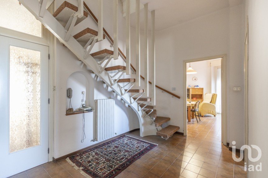 Casa indipendente / Villa 15 locali di 356 m² in Osimo (60027)