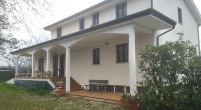 Casa indipendente / Villa 4 locali di 300 m² in Roccascalegna (66040)