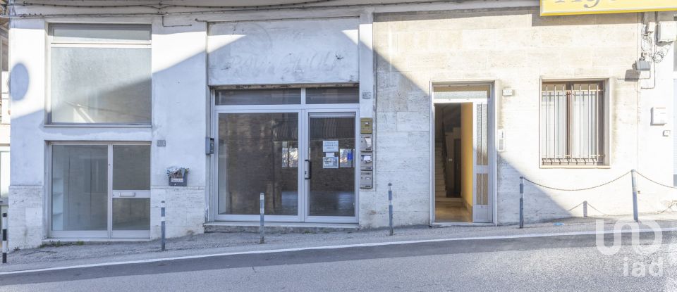 Negozio / locale commerciale di 137 m² in Osimo (60027)