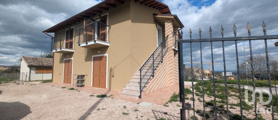 House 5 rooms of 180 m² in Ripe San Ginesio (62020)