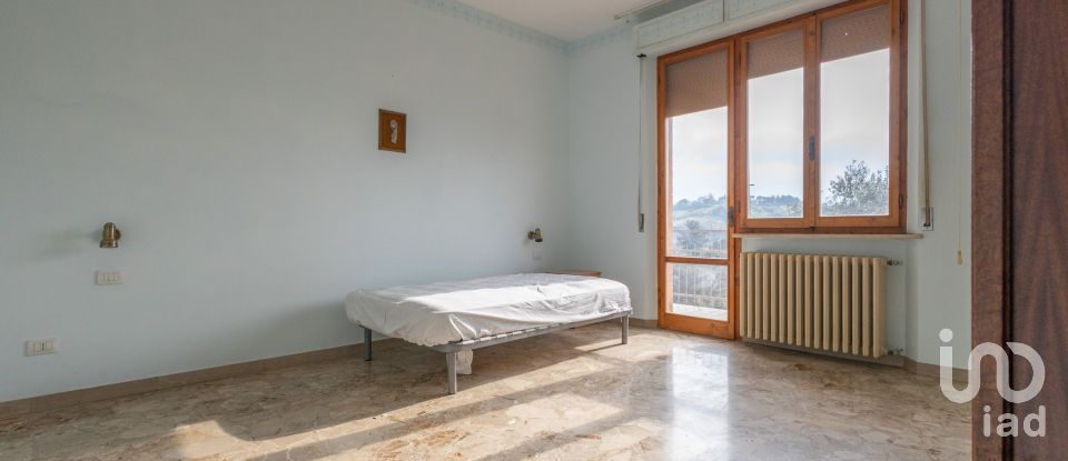 Townhouse 8 rooms of 233 m² in Treia (62010)