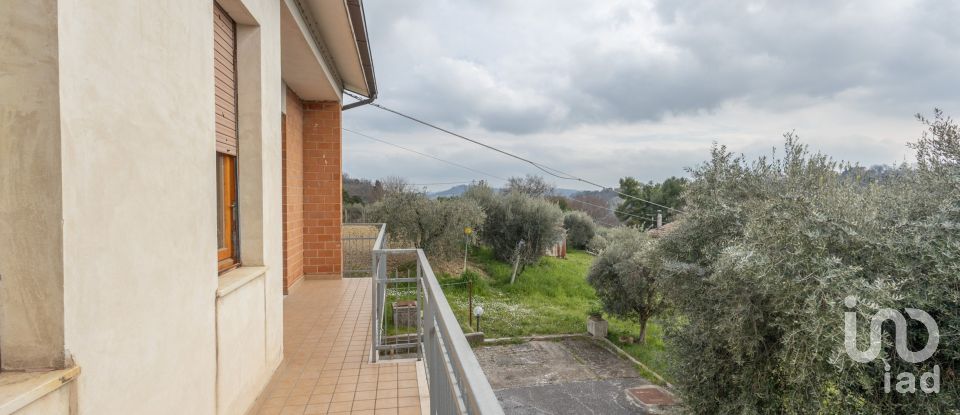 Townhouse 8 rooms of 233 m² in Treia (62010)