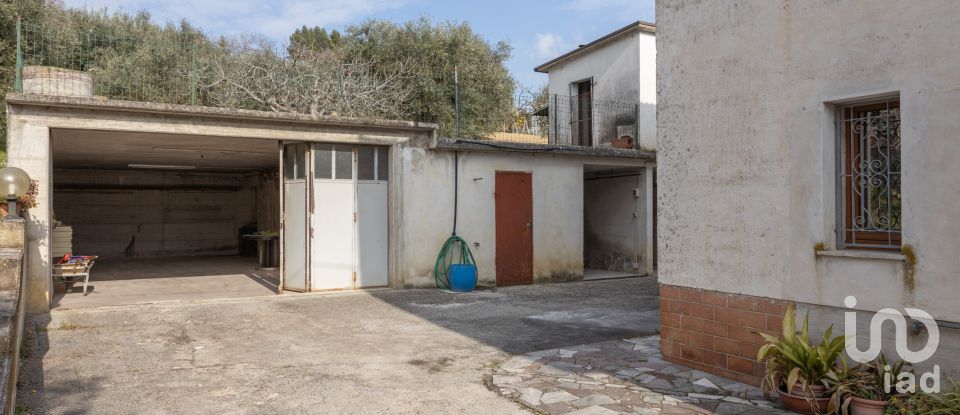 Townhouse 8 rooms of 233 m² in Treia (62010)