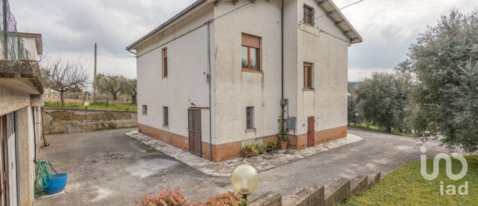 Townhouse 8 rooms of 233 m² in Treia (62010)