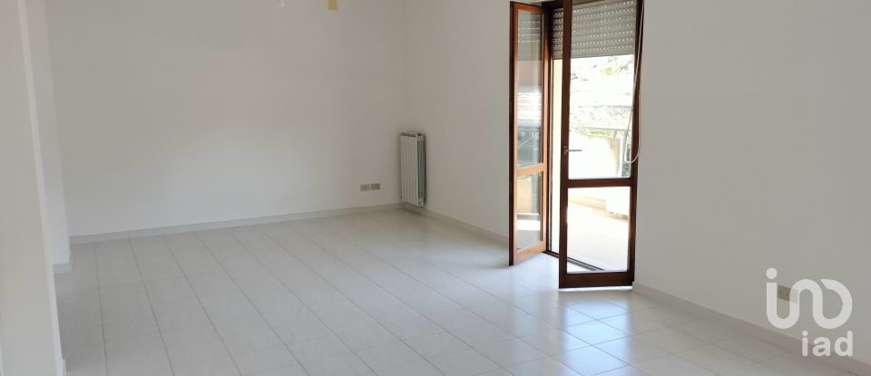 Appartamento 7 locali di 120 m² a Collecorvino (65010)