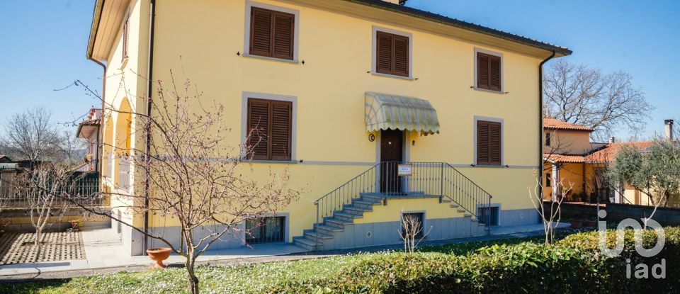 Casale 21 locali di 340 m² in Arezzo (52100)