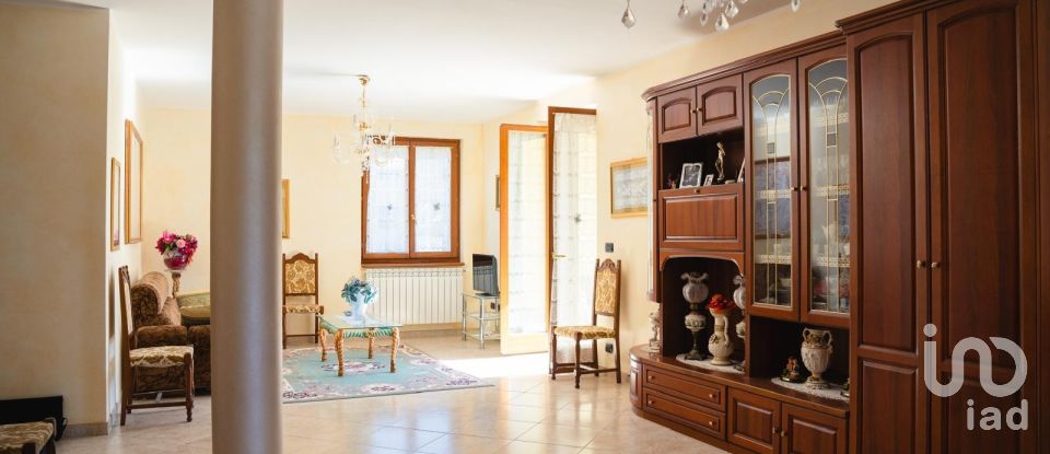 Casale 21 locali di 340 m² in Arezzo (52100)
