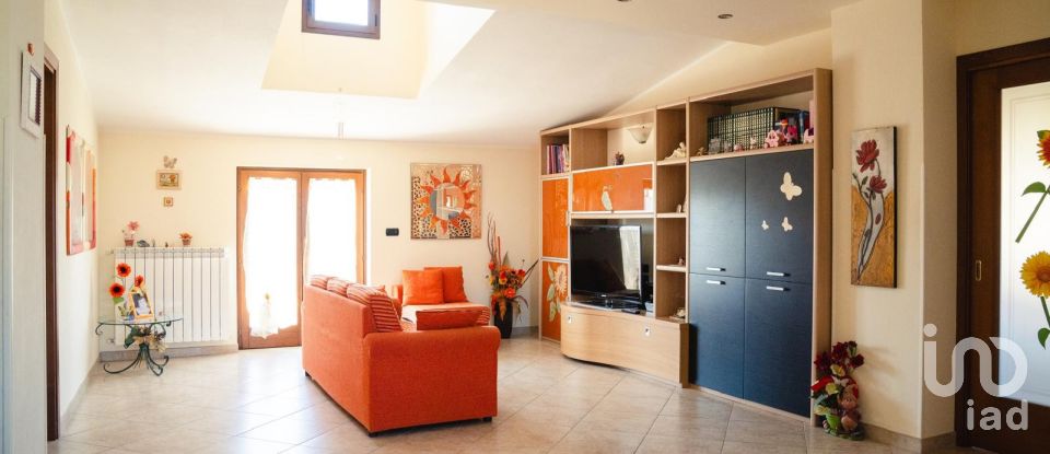 Casale 21 locali di 340 m² in Arezzo (52100)