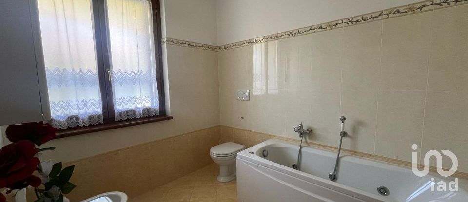 Casale 21 locali di 340 m² in Arezzo (52100)