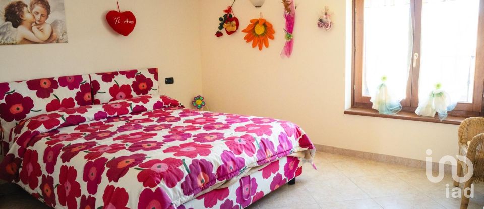 Casale 21 locali di 340 m² in Arezzo (52100)