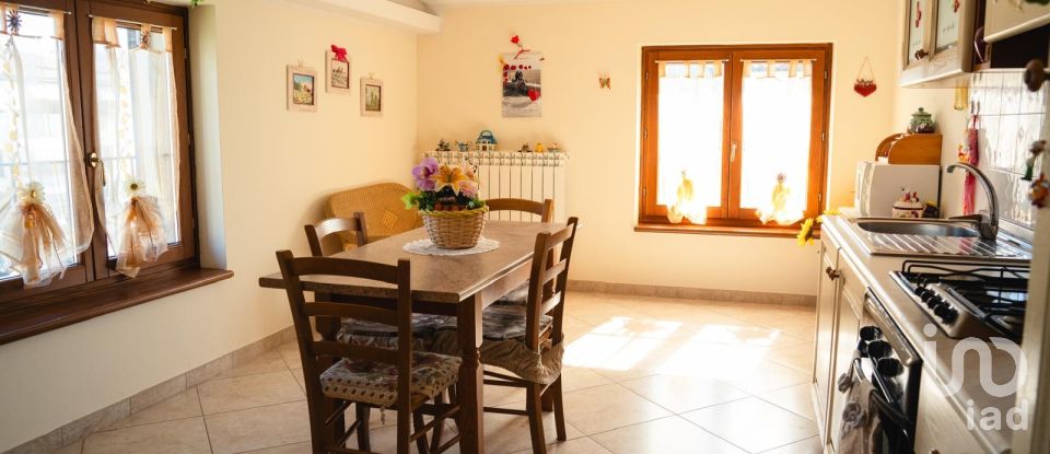 Casale 21 locali di 340 m² in Arezzo (52100)