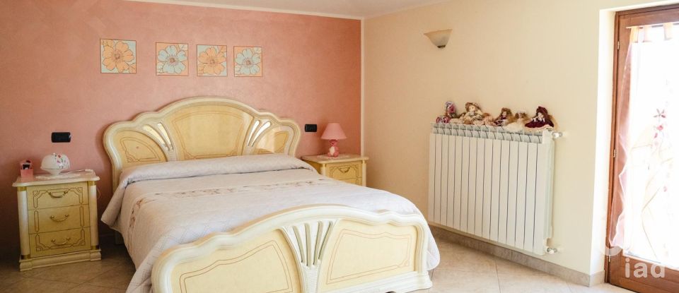 Casale 21 locali di 340 m² in Arezzo (52100)