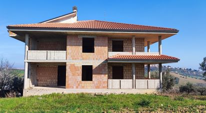 Villa Bifamiliare 16 locali di 528 m² in Mosciano Sant'Angelo (64023)