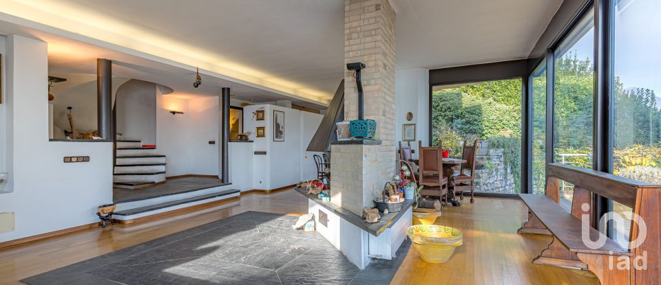 Casale 6 locali di 263 m² in Como (22100)