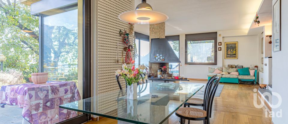 Casale 6 locali di 263 m² in Como (22100)