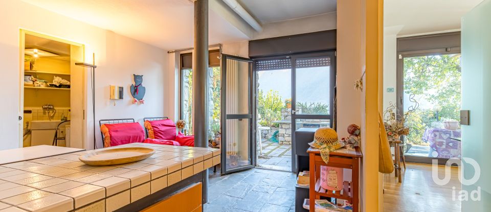 Casale 6 locali di 263 m² in Como (22100)