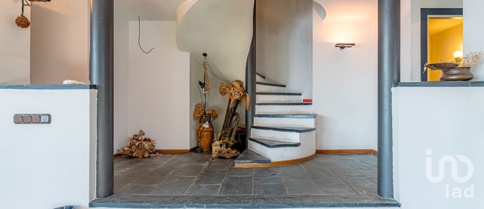 Casale 6 locali di 263 m² in Como (22100)