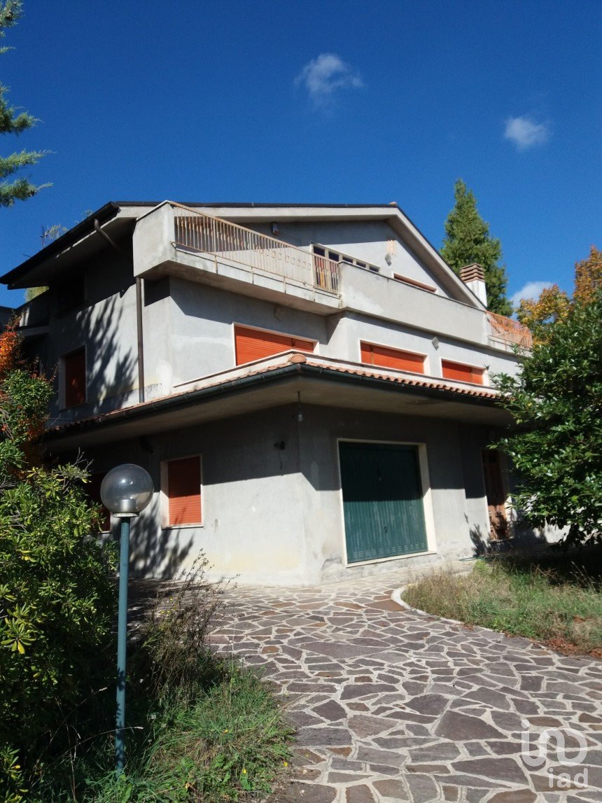 Casa indipendente / Villa 14 locali di 473 m² in Castiglione Messer Raimondo (64034)