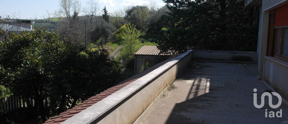 Casa indipendente / Villa 14 locali di 473 m² in Castiglione Messer Raimondo (64034)