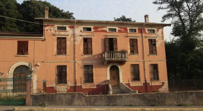 Rustico 13 locali di 551 m² in Goito (46044)