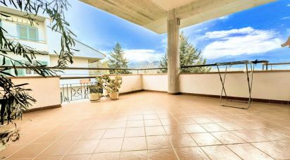 Casale 13 locali di 232 m² in Sulmona (67039)