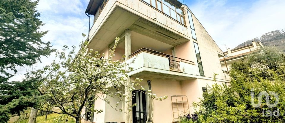 Casale 13 locali di 232 m² in Sulmona (67039)