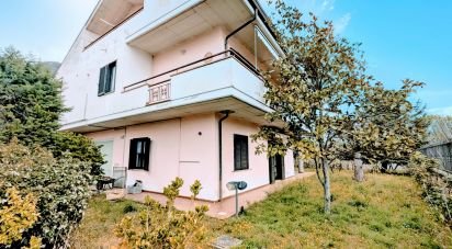 Casale 13 locali di 232 m² in Sulmona (67039)