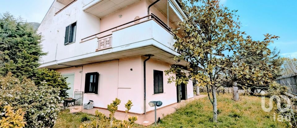 Casale 13 locali di 232 m² in Sulmona (67039)