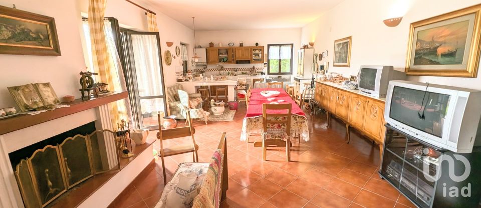 Casale 13 locali di 232 m² in Sulmona (67039)