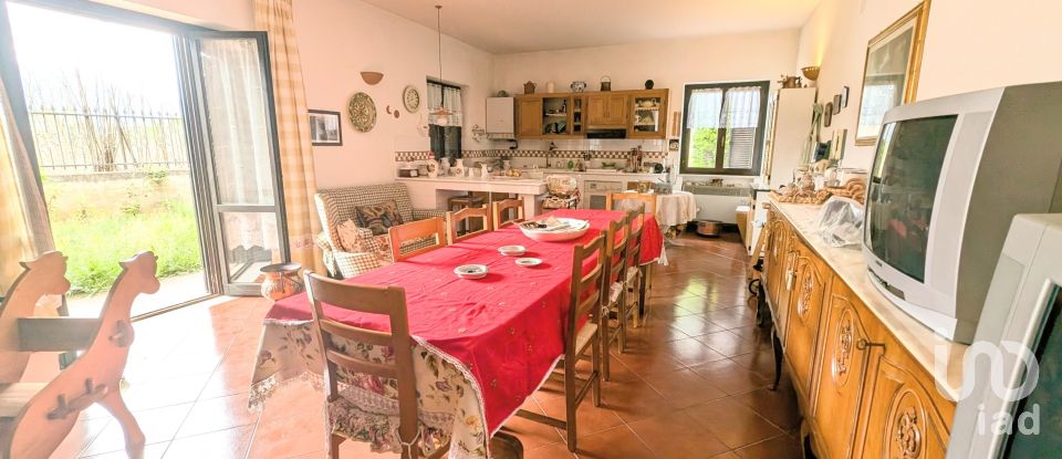 Casale 13 locali di 232 m² in Sulmona (67039)
