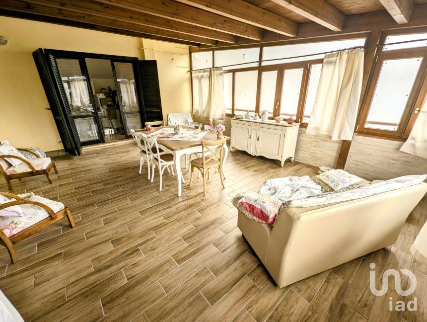 Casale 13 locali di 232 m² in Sulmona (67039)