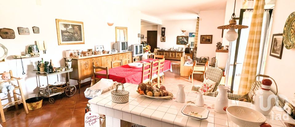 Casale 13 locali di 232 m² in Sulmona (67039)