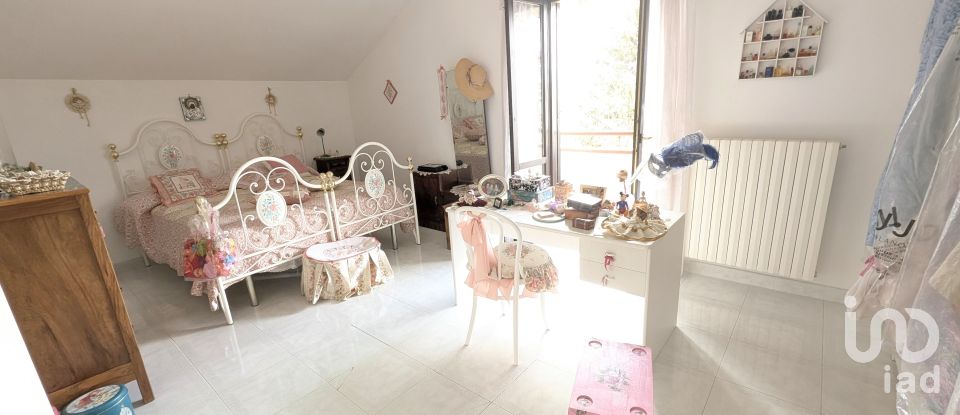 Casale 13 locali di 232 m² in Sulmona (67039)