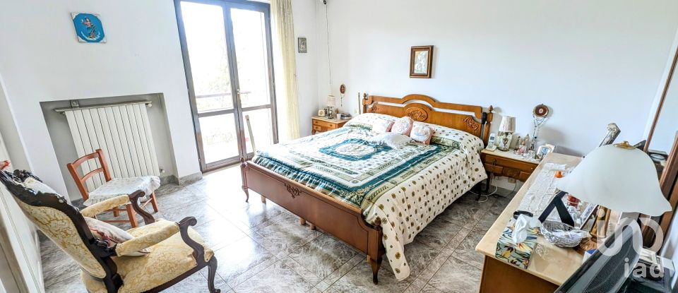 Casale 13 locali di 232 m² in Sulmona (67039)