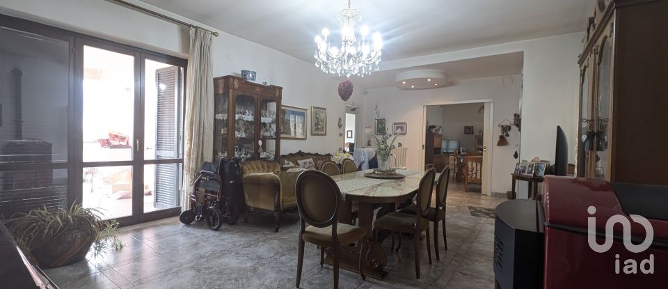 Casale 13 locali di 232 m² in Sulmona (67039)