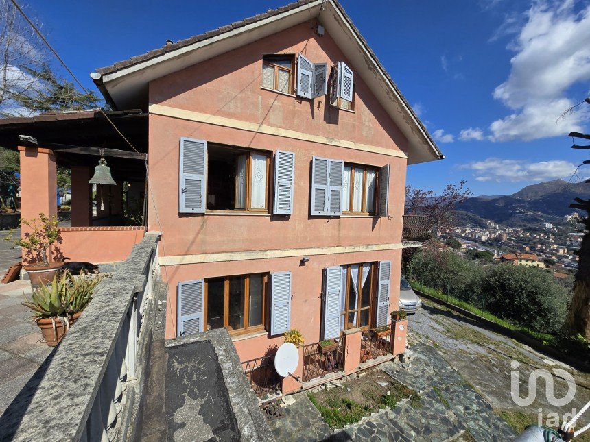 Casa indipendente 20 locali di 550 m² in Genova (16161)