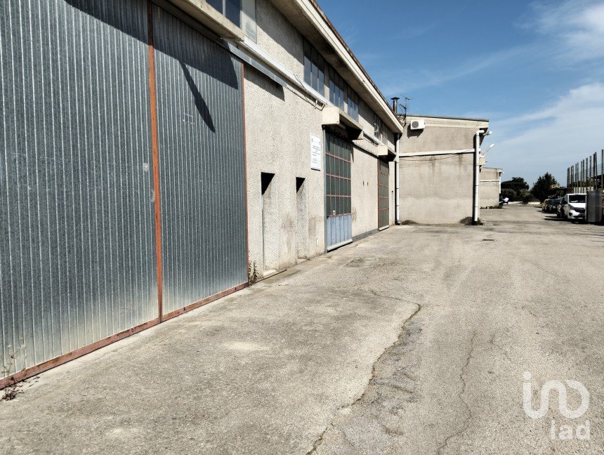 Capannone di 220 m² in Silvi (64028)