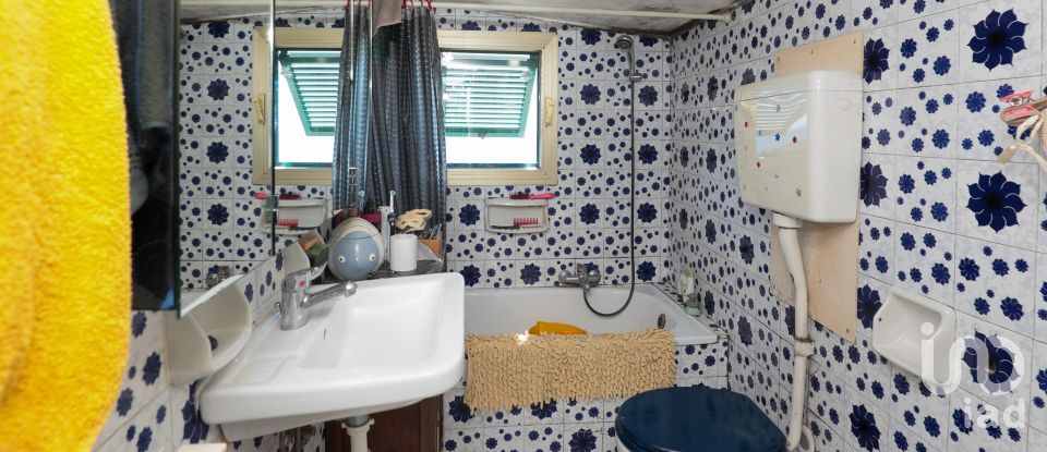 Mansion 10 rooms of 143 m² in Genova (16133)