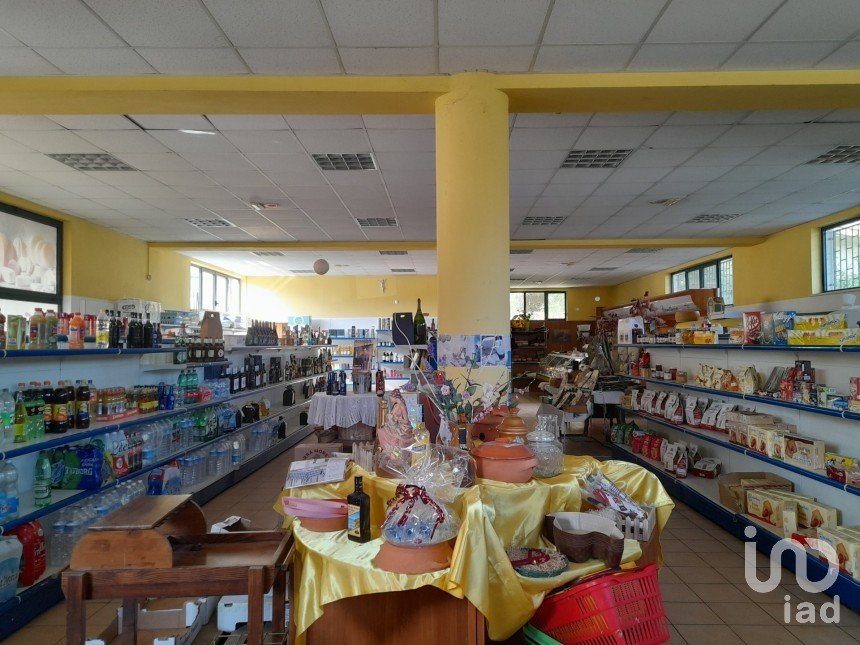 Negozio / locale commerciale di 428 m² in Castellalto (64020)