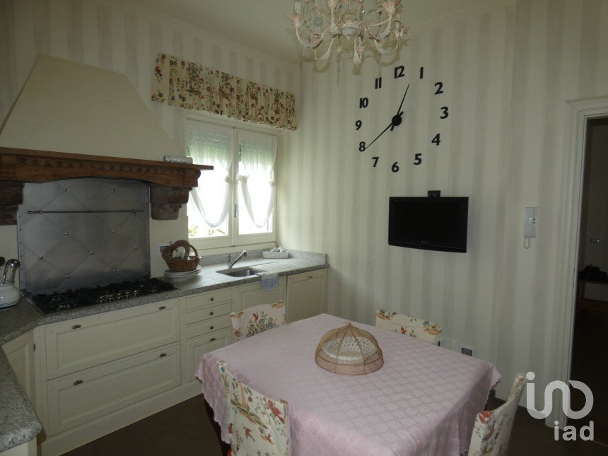 Farm 10 rooms of 230 m² in Carro (19012)