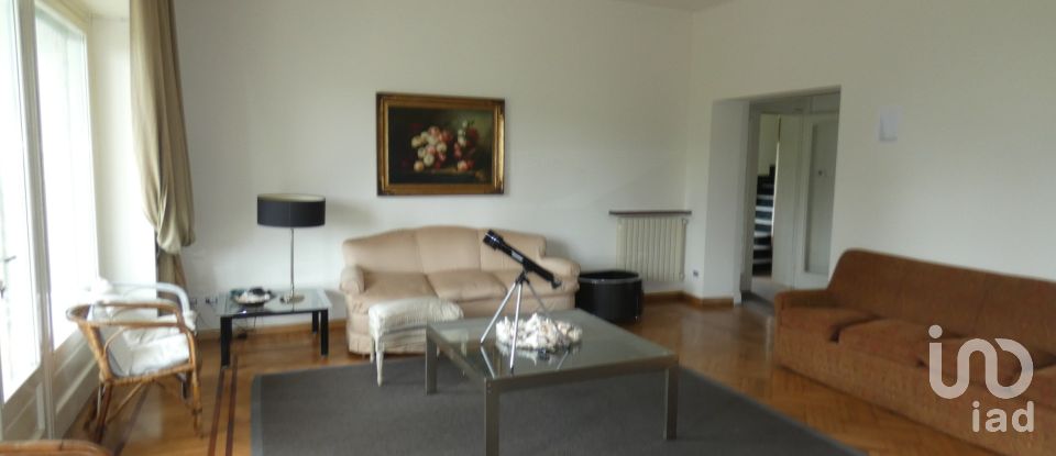 Farm 10 rooms of 230 m² in Carro (19012)