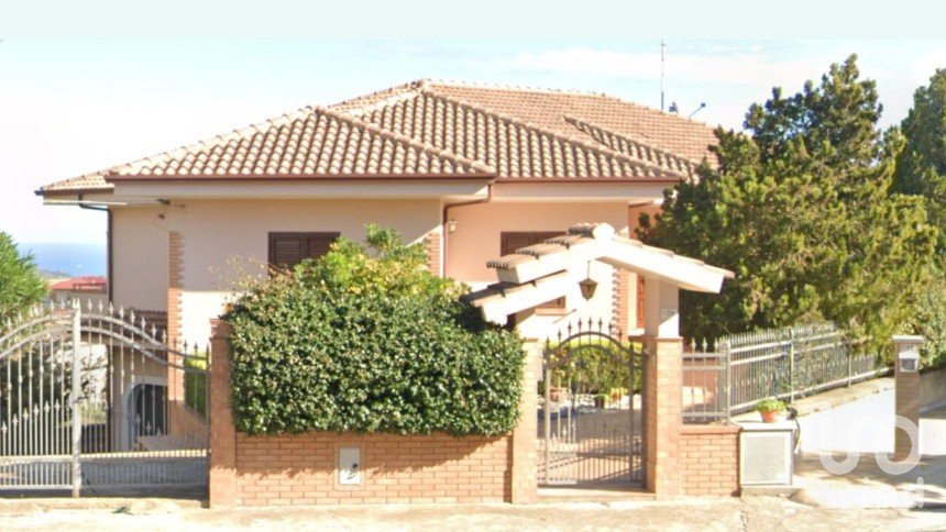 Casale 12 locali di 366 m² in Strongoli (88815)