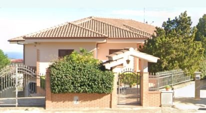 Farm 12 rooms of 366 m² in Strongoli (88815)