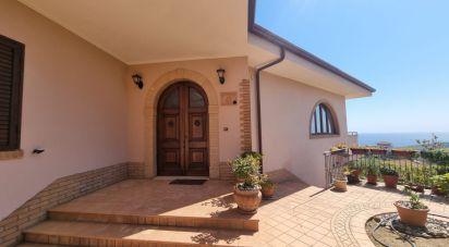 Farm 12 rooms of 366 m² in Strongoli (88815)