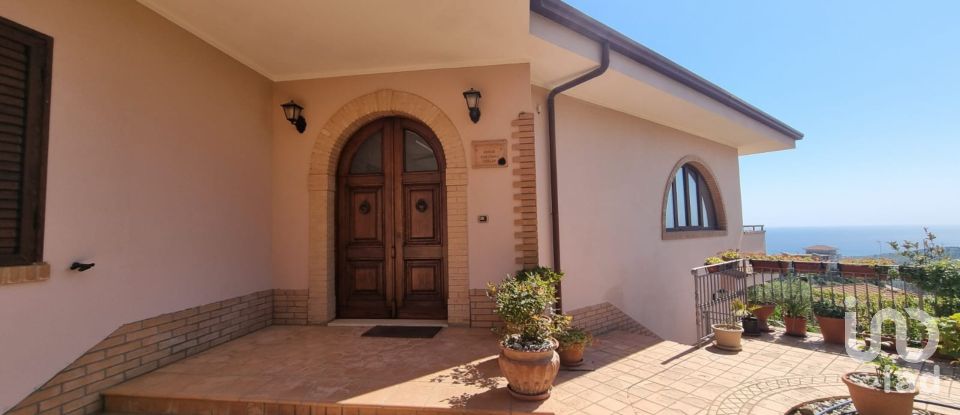 Casale 12 locali di 366 m² in Strongoli (88815)